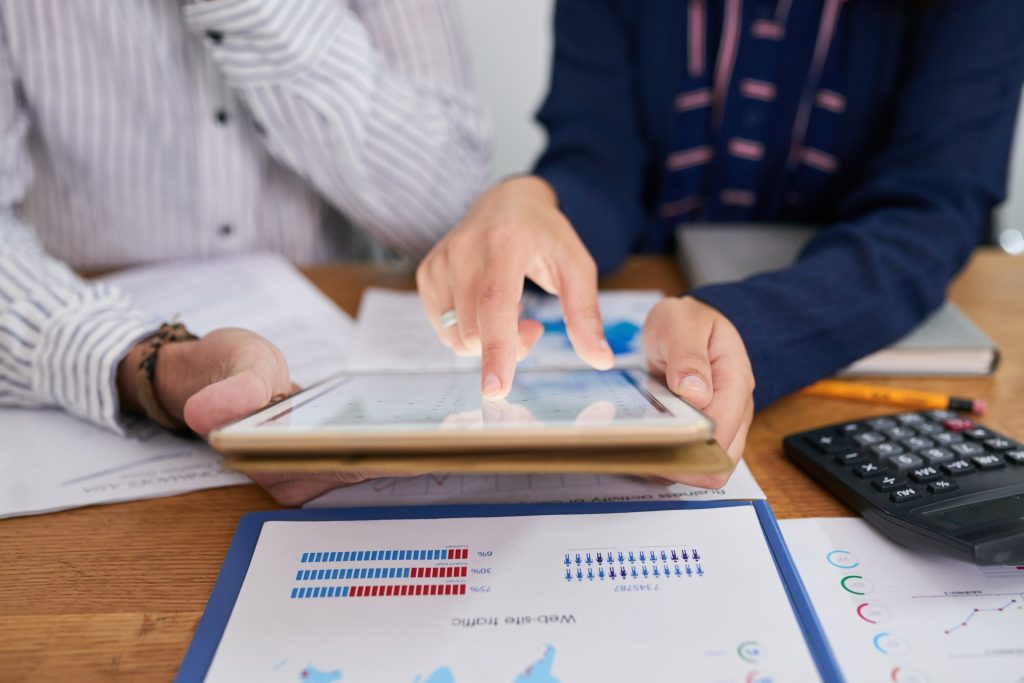 what is the difference between qualitative and quantitative research